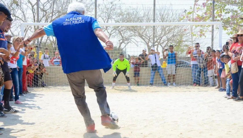 El Alcalde Joao Herrera estrenando la cancha.