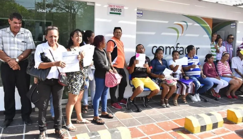 Usuarios de Confacor frente a las instalaciones de la EPS.