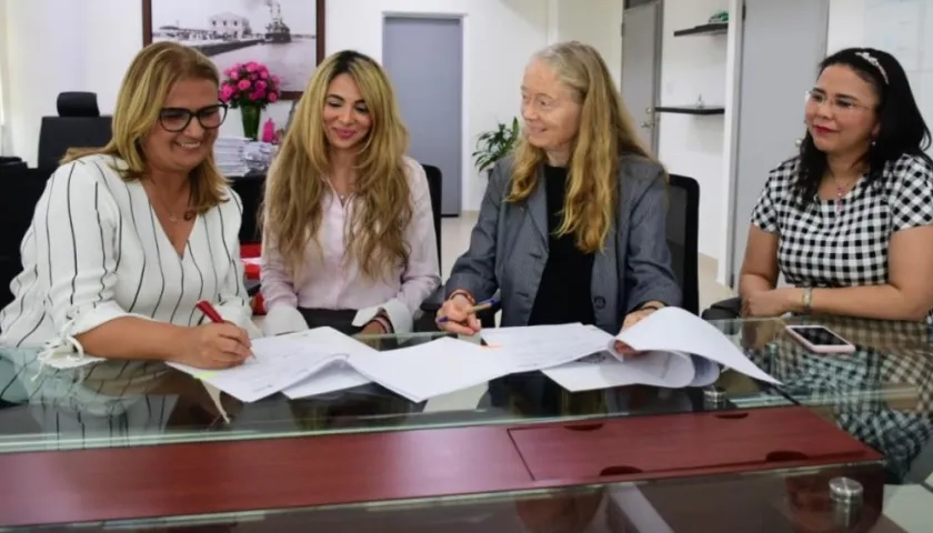 La secretaria de Educación del Distrito, la Secretaria General, la representante del PMA en Colombia y la Secretaria de Hacienda del Distrito.