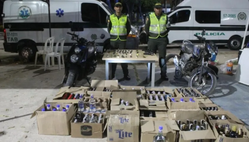 Licor incautado y motos recuperadas.