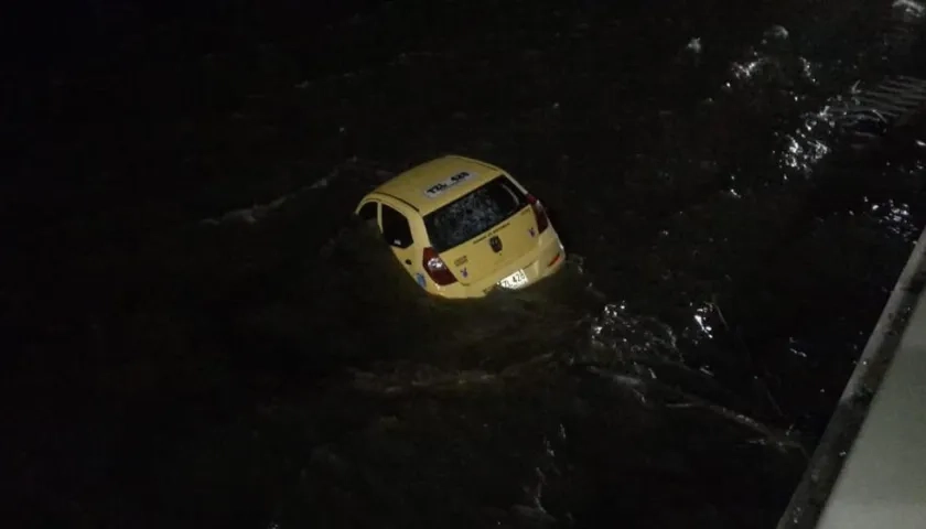Así quedó el taxi tras caer al río.