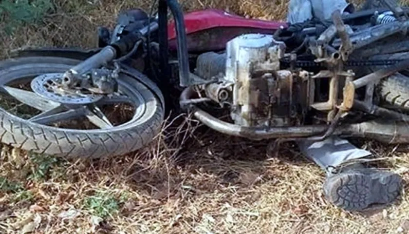 Gilberto Sandoval Solano, sin vida debajo de su moto.