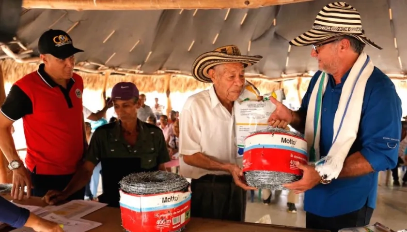 Los asociados recibiendo los insumos.