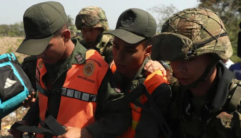 Miembros del Ejército de Colombia acompañan a dos agentes de la Guardia Nacional Bolivariana (GNB) que desertaron