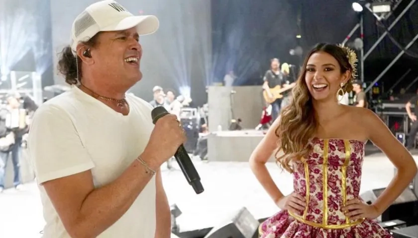 Carlos Vives y la Reina del Carnaval Carolina Segebre.