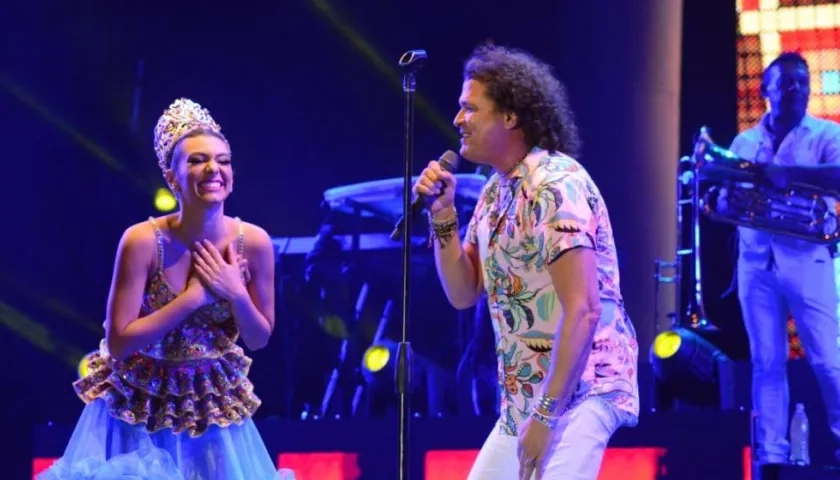 Carlos Vives con la Reina Carolina, durante el show de coronación de la soberana del Carnaval.
