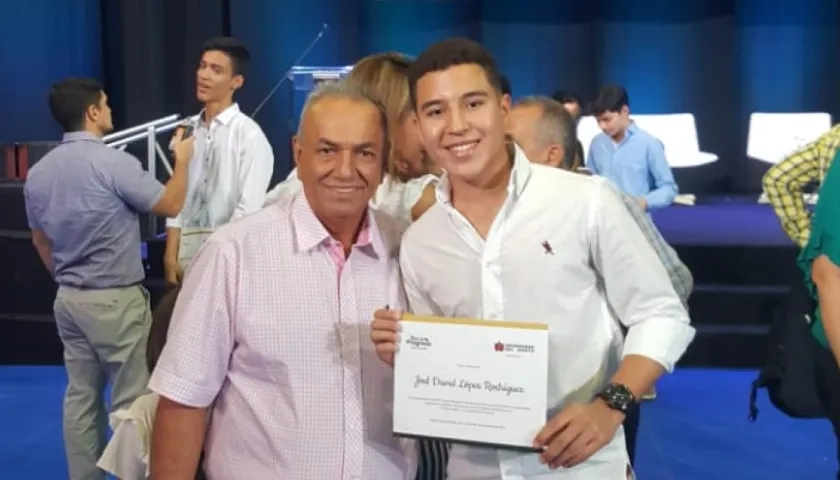 Profesor Humberto Vásquez y el estudiante Joel López del colegio El Socorro.