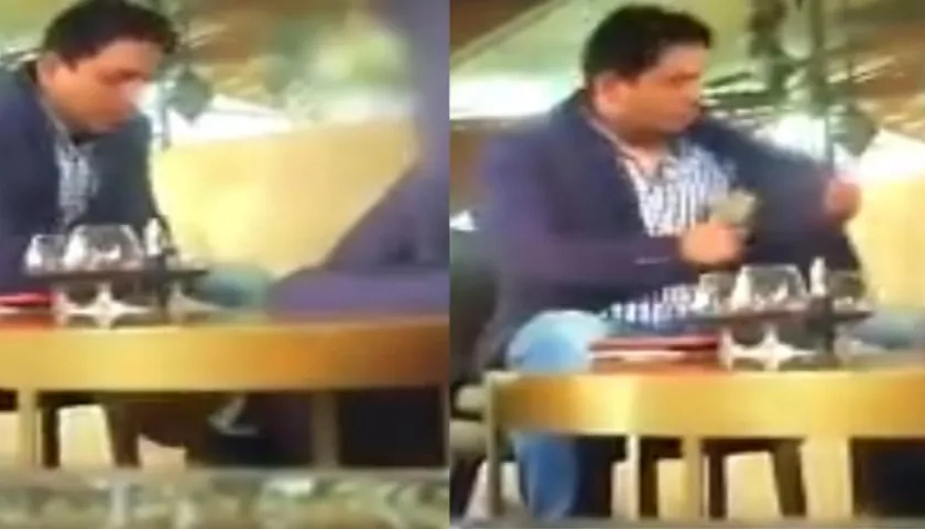 Momento en el que Carlos Julio Bermeo Casas recibe el dinero.