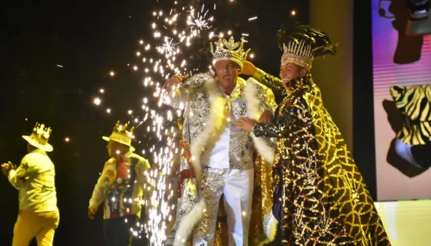 El Rey Momo Freddy Cervantes y el exRey Momo Ricardo Sierra.