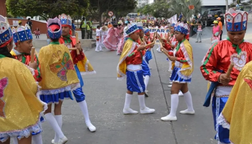 Grupo juvenil de paloteo mixto.