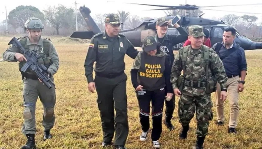 Momento en que la ganadera liberada era trasladada por la Policía y el Ejército.