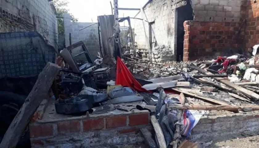 La casa del presunto agresor se consumió en llamas