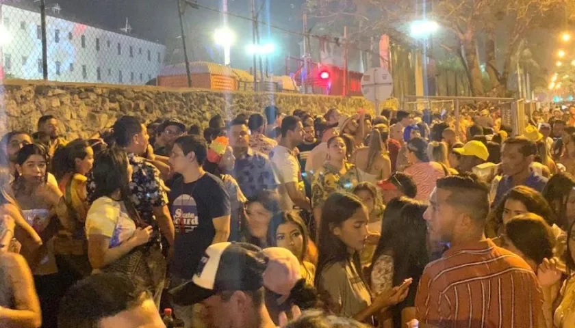 Aglomeración de público en las afueras del Hotel El Prado.
