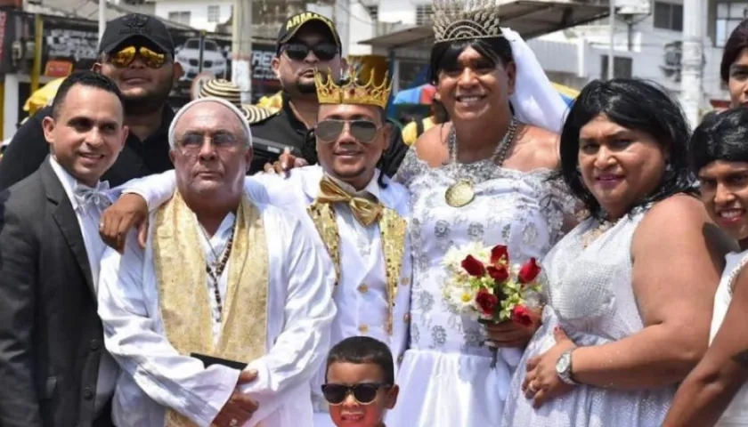 El disfraz colectivo de 'El matrimonio de Mr. Black', entre los premiados.