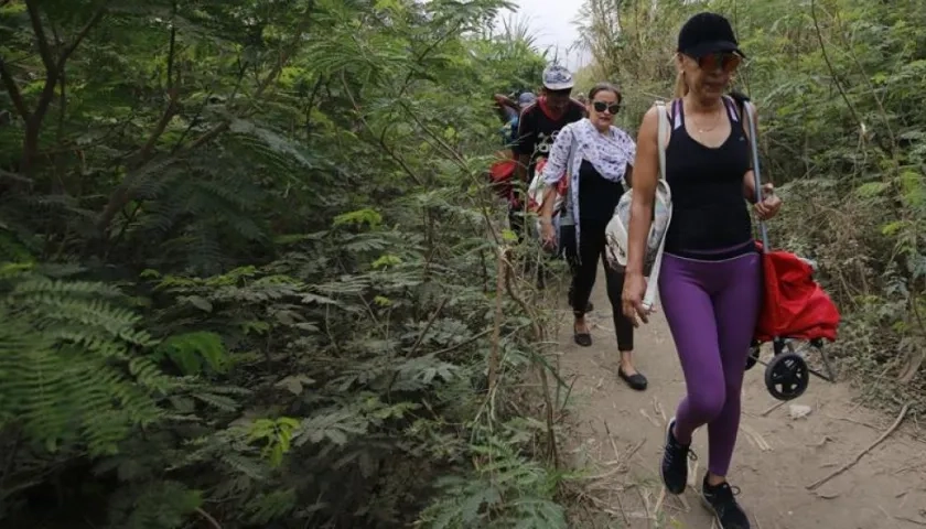 Venezolanos cruzan hacia su país.