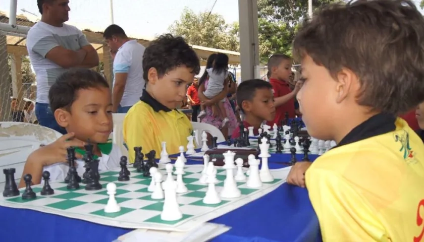 Niños participando en el torneo de ajedrez este fin de semana en Malambo.