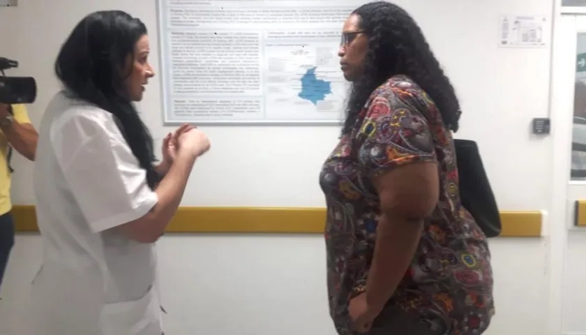 La delegada de la universidad estadounidense durante su recorrido por la red hospitalaria.