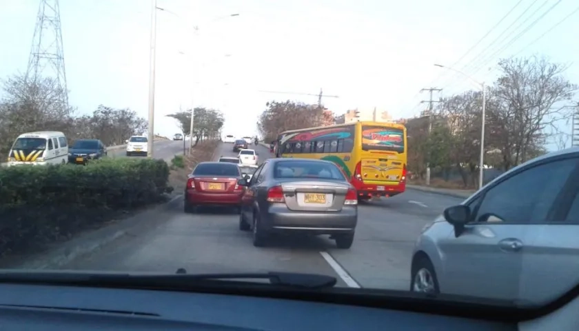 Un bus de la ruta a Puerto Colombia, al pie del puente de la Circunvalar con la 51B.