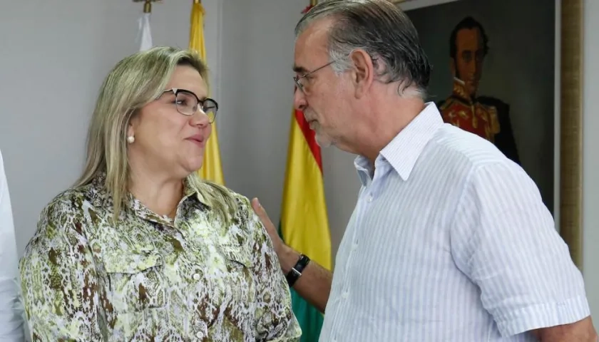 Rectora encargada Maryluz Stevenson y el gobernador Eduardo Verano.