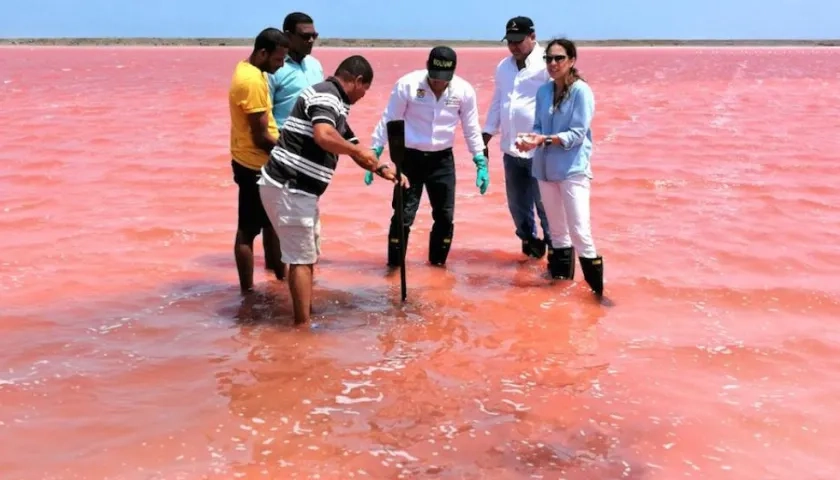 El Gobernador Dumek Turbay y la presidenta de la ANM Silvana Habib, en una de las piscinas.