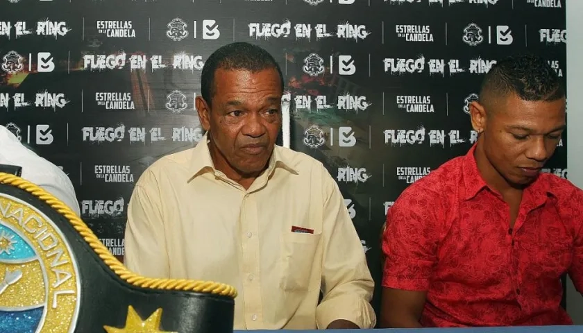 Emiliano Villa junto a Hugo Berrío, campeón nacional supergallo.