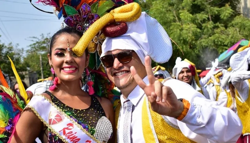 La Reina de la Comparsa de la CUC con el Rector de la Universidad Tito José Crissien Borrero.