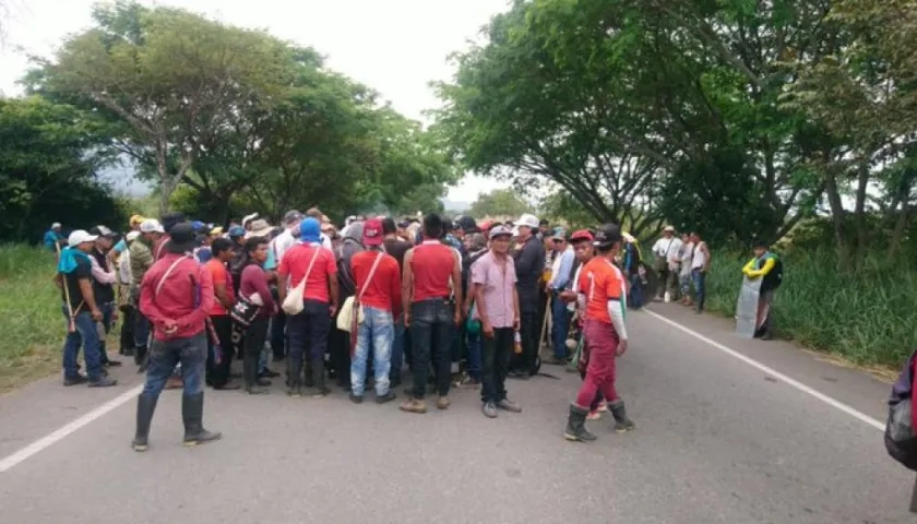 Indígenas bloquean la carretera Panamericana.
