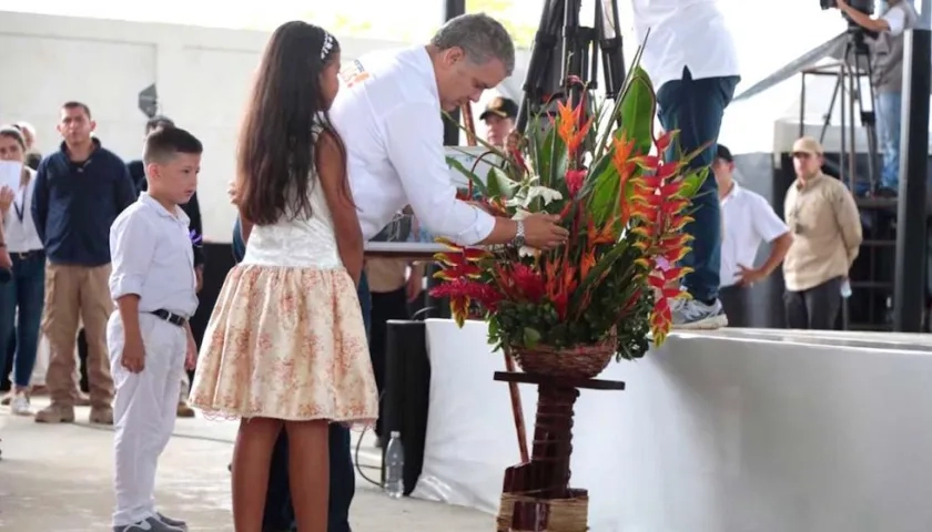 El Presidente Iván Duque, homenajeando con una ofrenda floral a la Alcaldesa fallecida.