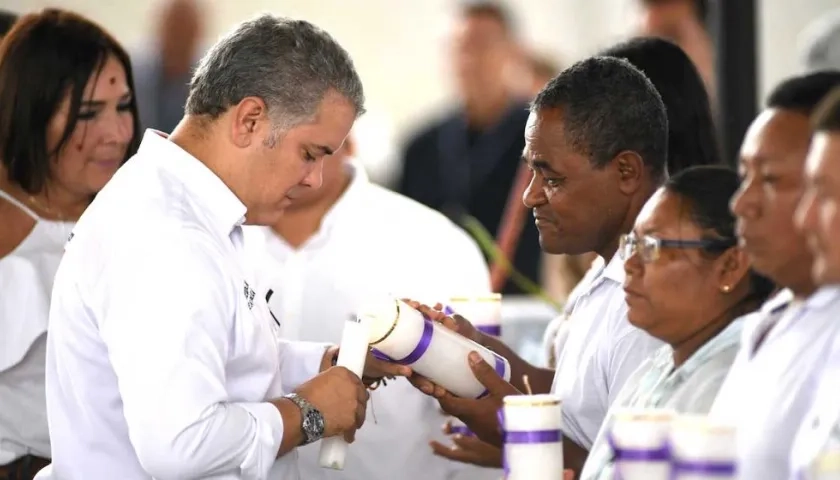 El Presidente Iván Duque rindiendo homenaje póstumo a las víctimas de Mitú.