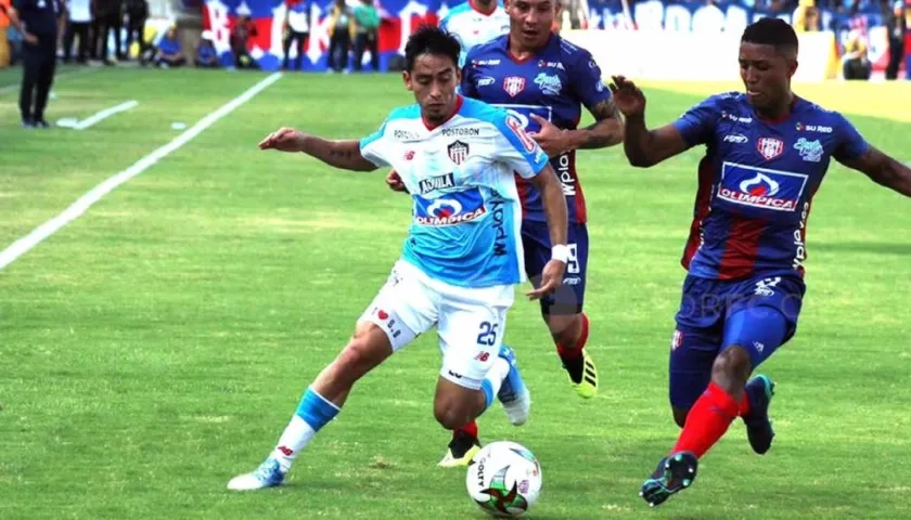 El mediocampista Fabián Sambueza disputando el balón con Jhojan Valencia.