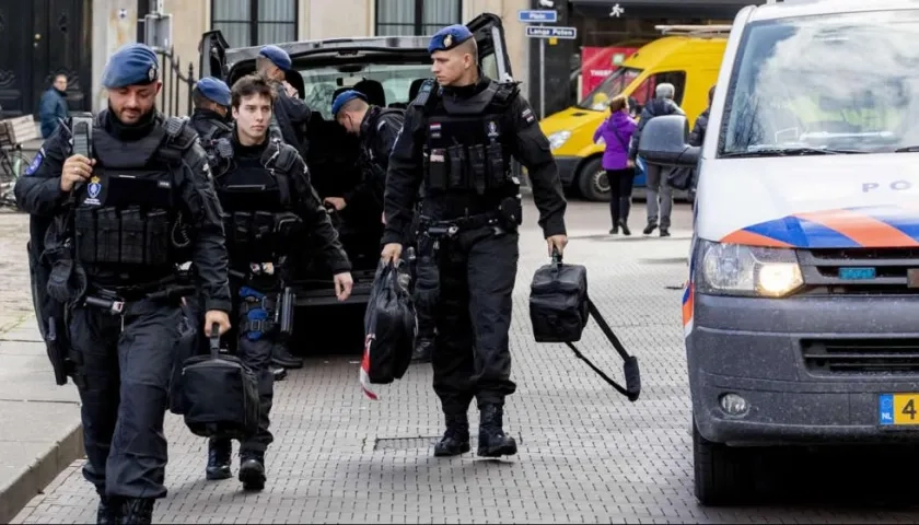 Varios efectivos de la policía militar llegan para asegurar el perímetro del Binnenhof, el complejo del Parlamento, en La Haya (Holanda)