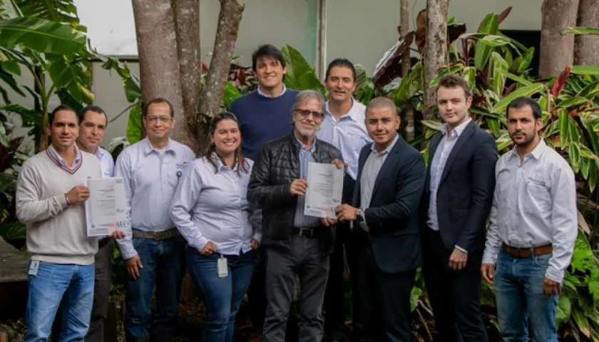 Federico Cock-Correa, presidente de PharmaCielo Colombia Holdings SAS, (centre-left) y el equipo de PharmaCielo recibe la certificación de ISO 9001:2015.