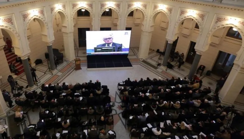 Varias personas observan una retransmisión televisiva del juicio al exlíder serbobosnio Radovan Karadzic (c), condenado a cadena perpetua por la Corte de la ONU, este miércoles en Sarajevo (Bosnia-Herzegovina).