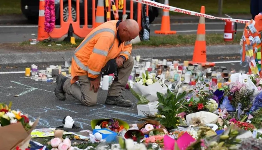 Un ciudadano se acerca a un altar montado a las puertas de la mezquita Al Noor en Christchurch (Nueva Zelanda).