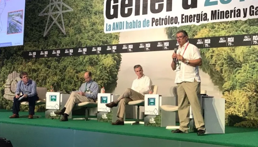 Participantes en el análisis de la exploración de yacimientos no convencionales.