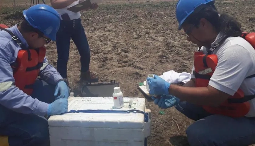 Los expertos tomando muestras del cuerpo de agua.