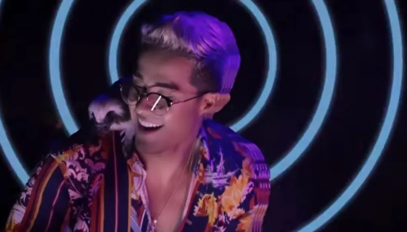 El cantante de reguetón Juan Mindiola con un mono tití en el hombro.