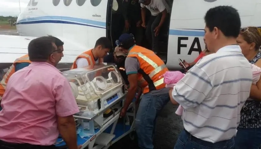 El traslado de la menor  a un hospital especializado se hizo en una avioneta de la Fuerza Aérea Boliviana bajo cuidados médicos en una incubadora.    
