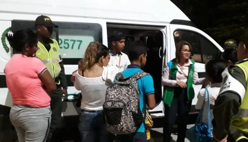 Los niños fueron hallados en la calle en horas de la noche.