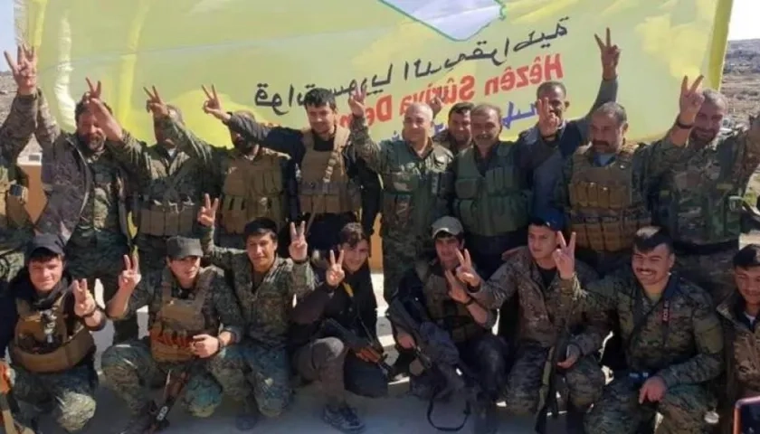  Los milicianos de las Fuerzas de Siria Democrática (FSD), alianza armada que aglutina a kurdos y árabes, se apresuraron a celebrar la conquista de Al Baguz izando su bandera amarilla.