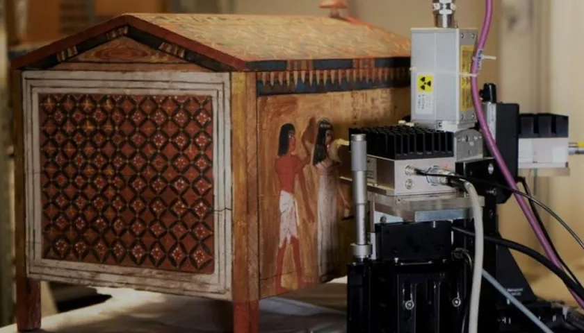 Fotografía faciltiada por el Museo Egipcio de Turín de un estudio multiespectral sobre un baúl de hace más de tres mil años exhibido en la muestra "Arqueología Invisible".