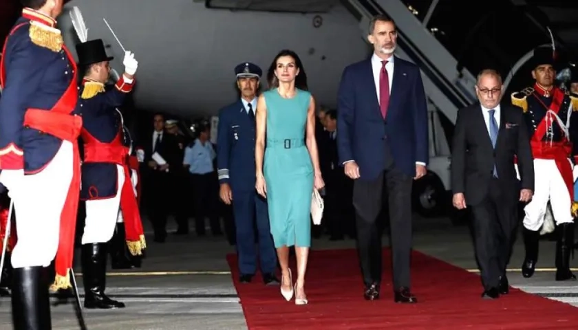 Superada la situación los reyes pudieron descender del avión.