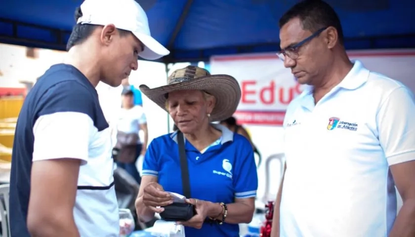 Funcionarios de Edusuerte en plena campaña.