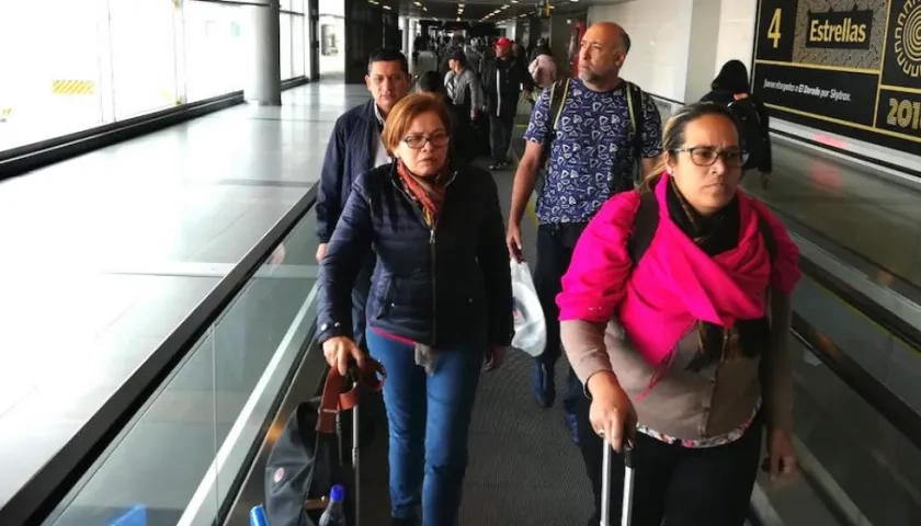 El militar venezolano junto con sus dos acompañantes.