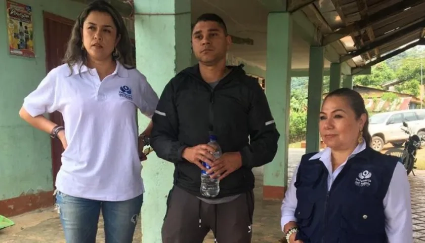 El mayor del Ejército en compañía de funcionarias de la Defensoría del Pueblo.