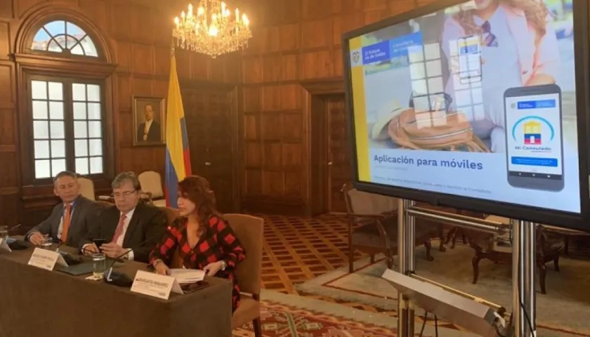  Canciller Trujillo con Margarita Manjarrez, directora de Asuntos Migratorios en la presentación de la app #MiConsulado.
