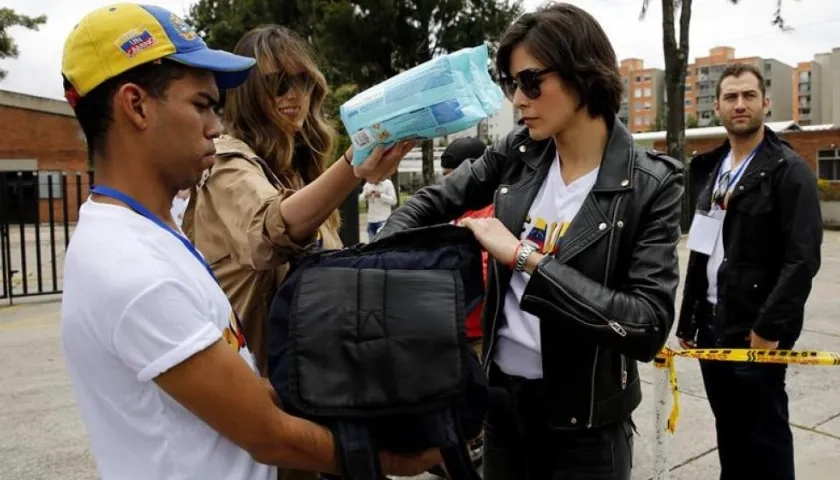 Las ex miss universo venezolanas Dayana Mendoza y Stefania Fernández reciben donaciones durante el evento "Healing" este domingo