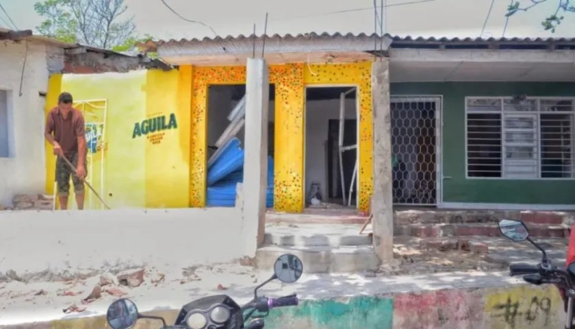 Así quedó el frente de la casa tras ser atacada por la comunidad.