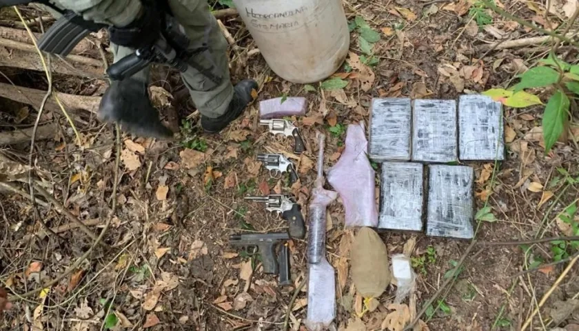 Armas y droga halladas en la zona.