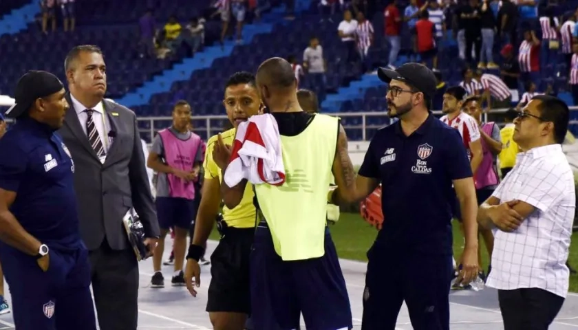Héctor Fabio Báez en la pista atlética durante las discusiones. 